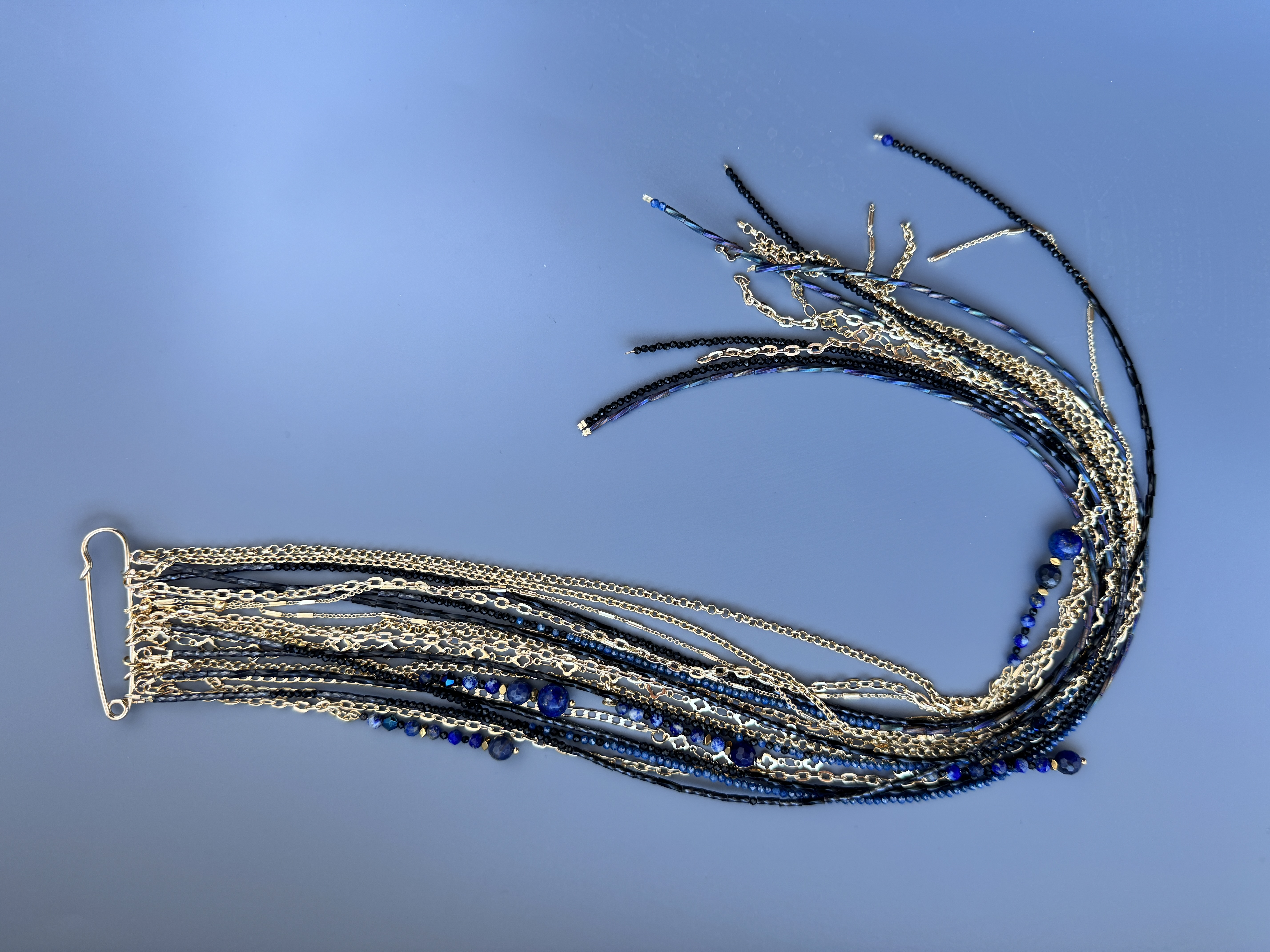 Брошь «Сияние» с содалитом и лазуритом XL