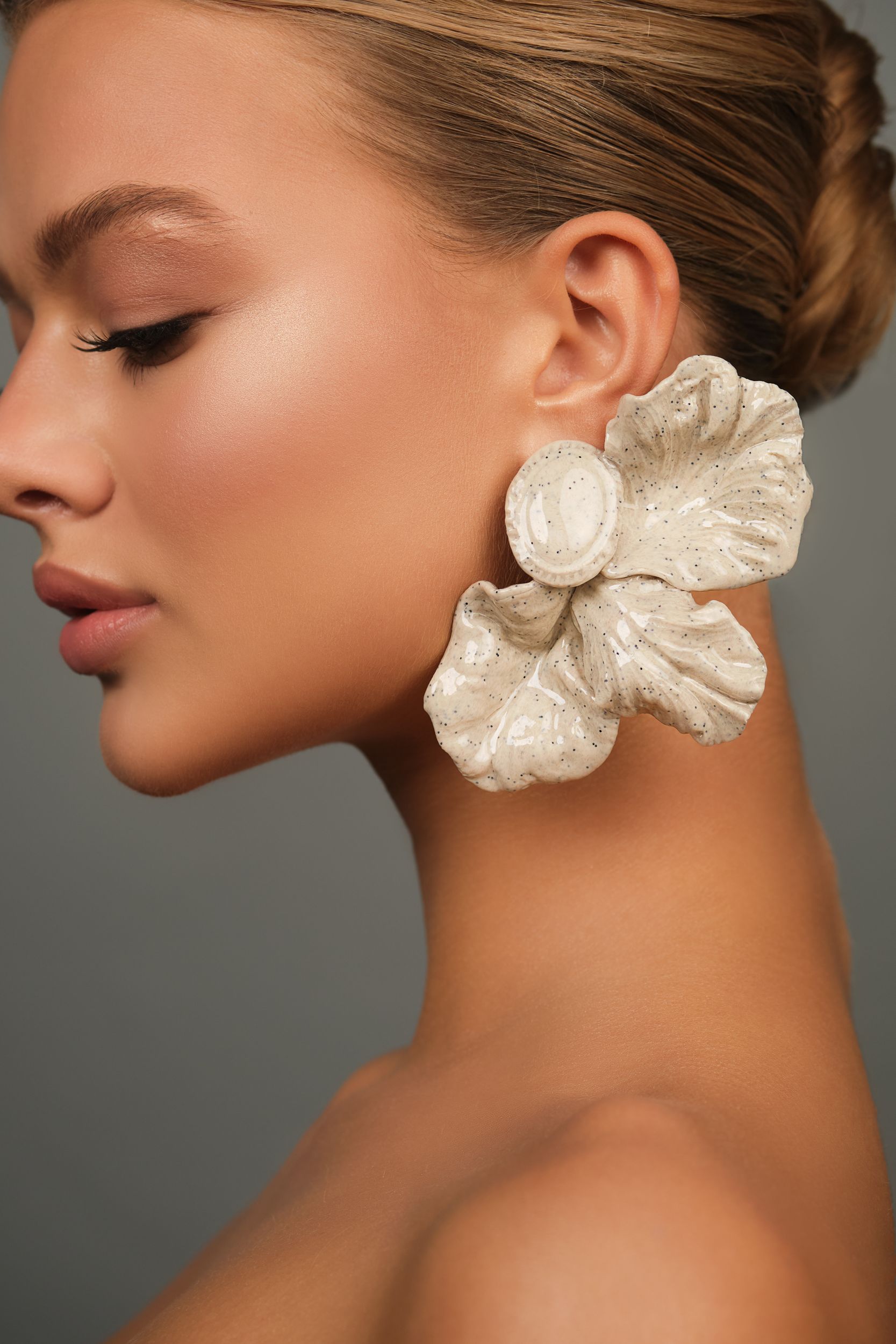 Серьги и кольцо «Фарфоровый цветок». Мраморный цвет - фото 2