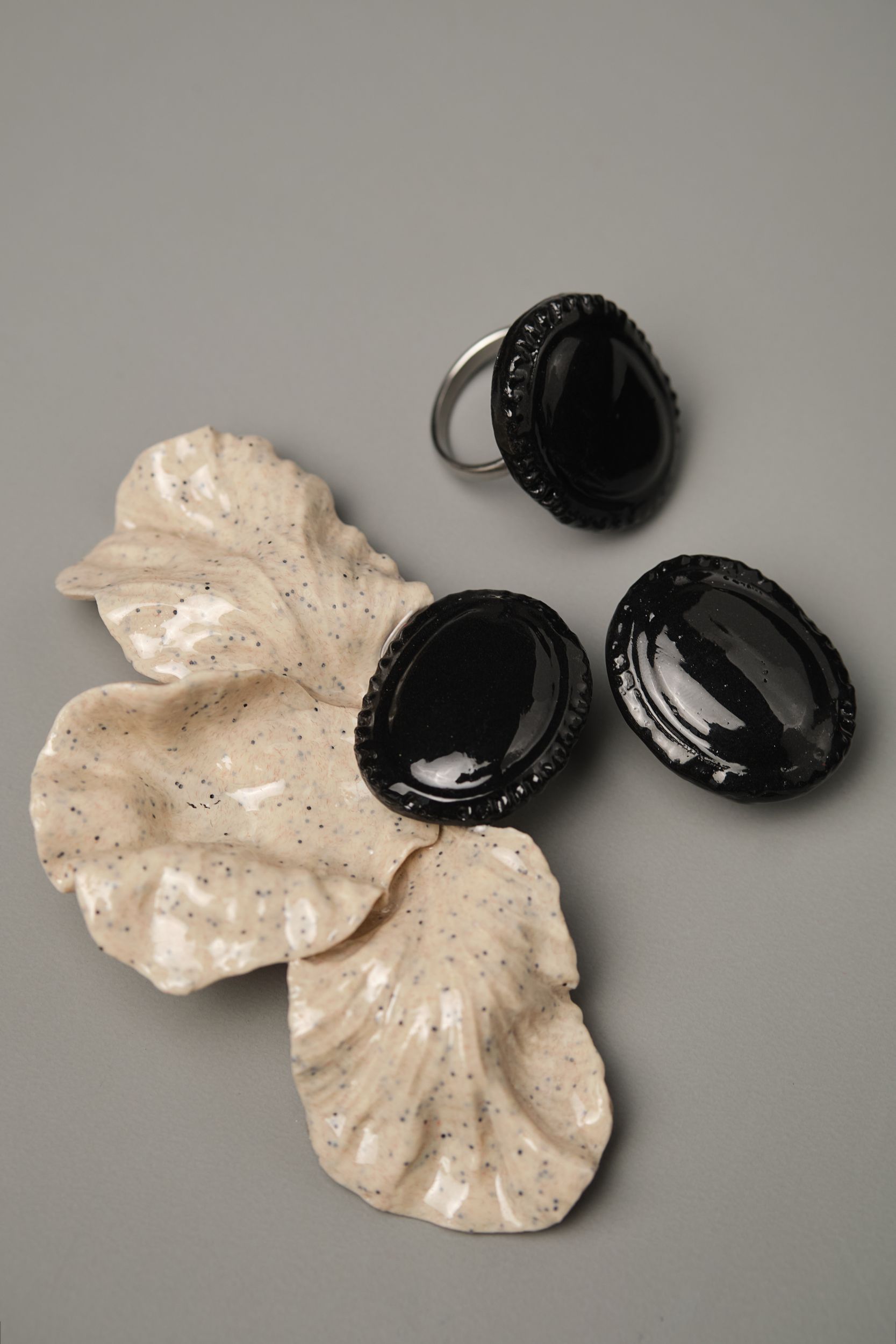 Серьги и кольцо «Фарфоровый цветок». Чёрно-белый - фото 3