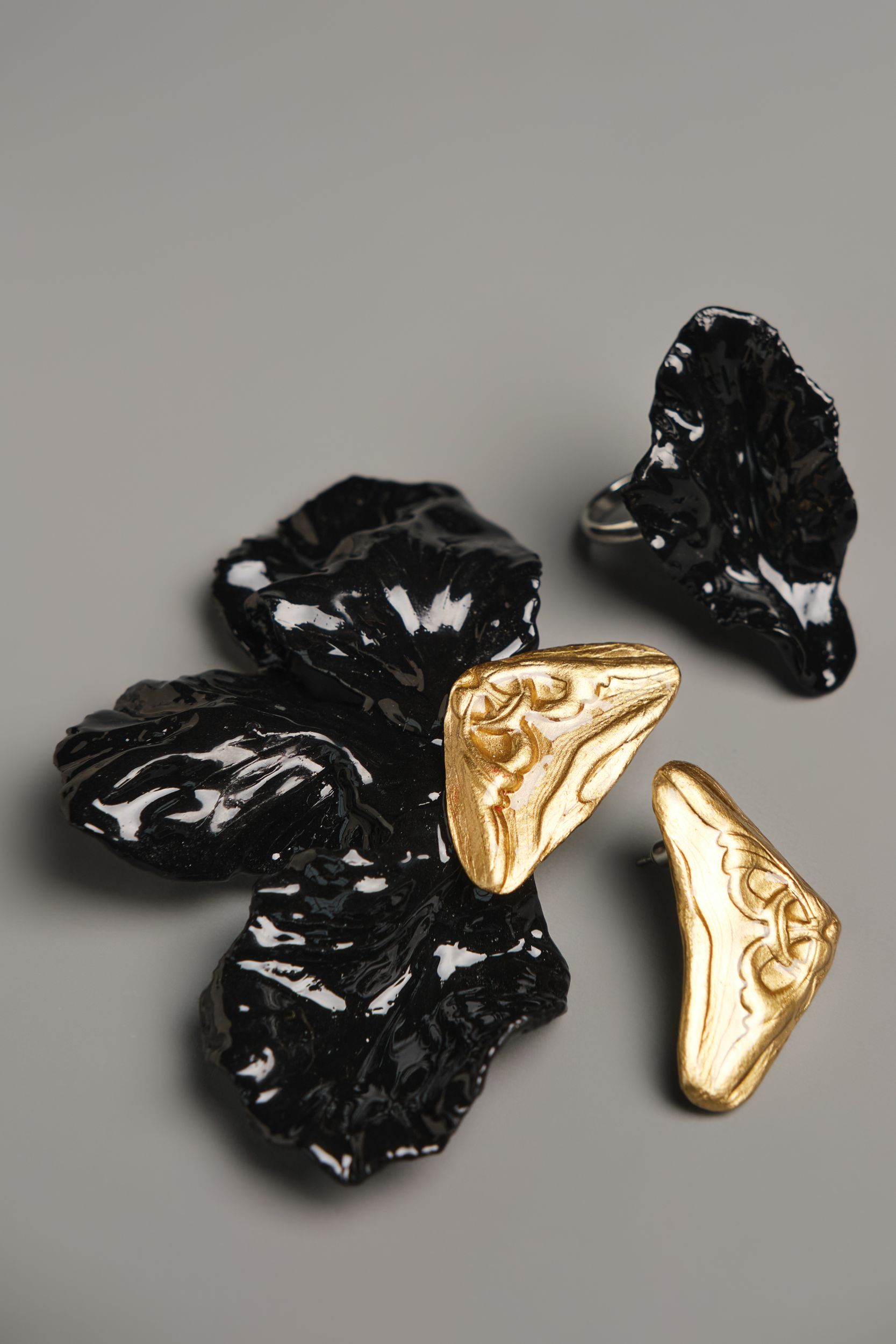Серьги и кольцо «Фарфоровый цветок». Чёрно-золотой цвет - фото 5