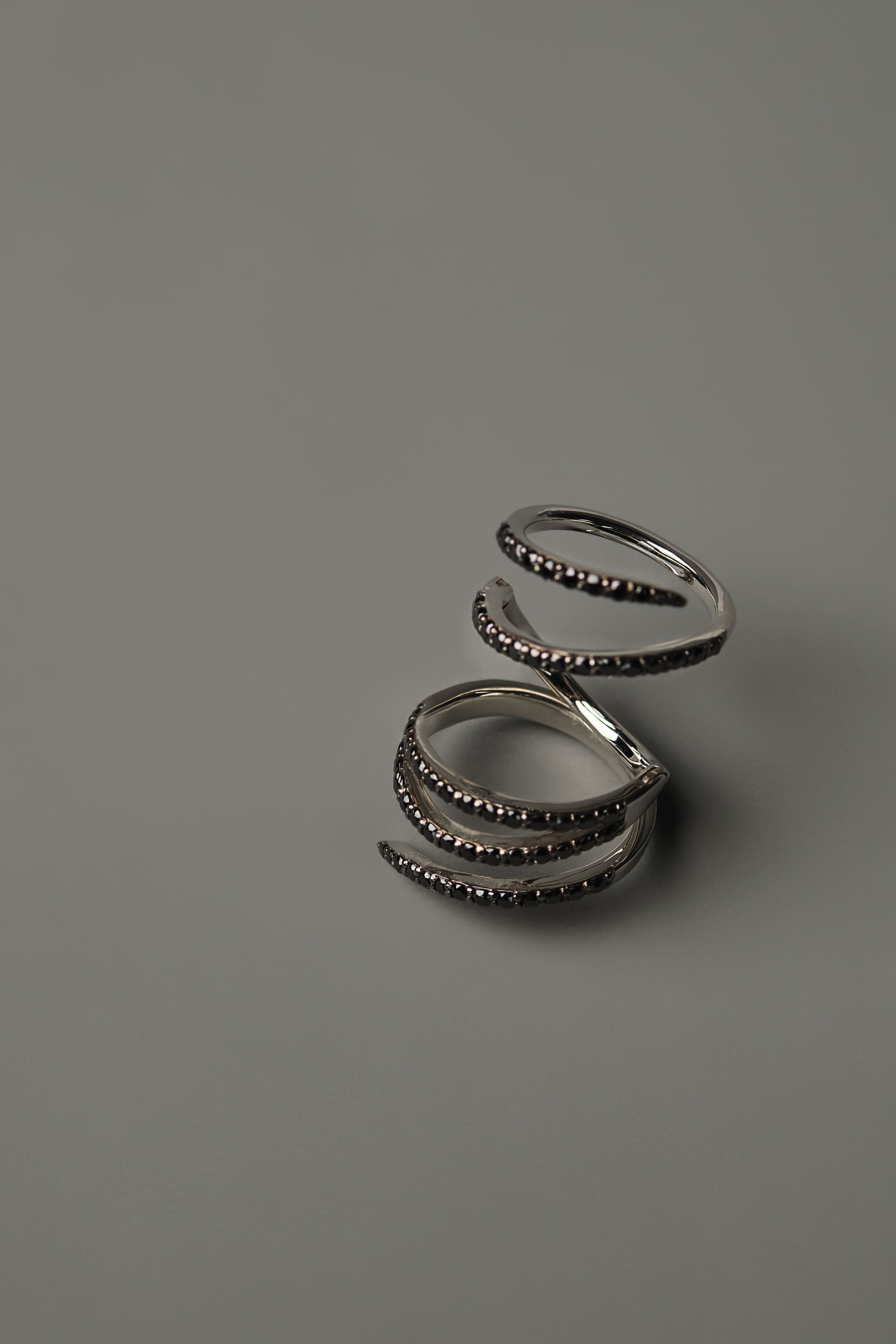 Кольцо «Спираль» из серебра 925 с чёрными фианитами - фото 3