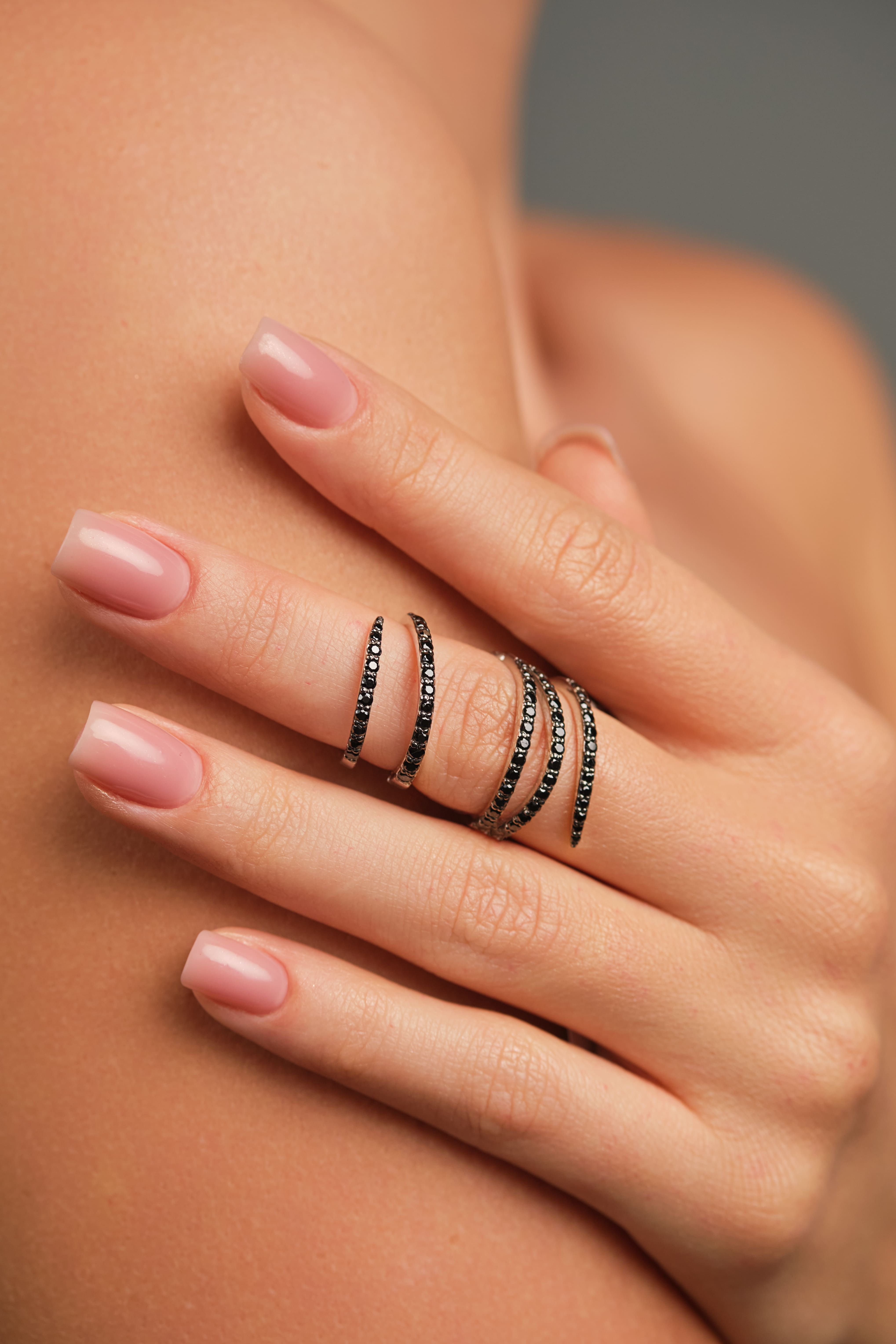 Кольцо «Спираль» из серебра 925 с чёрными фианитами - фото 2