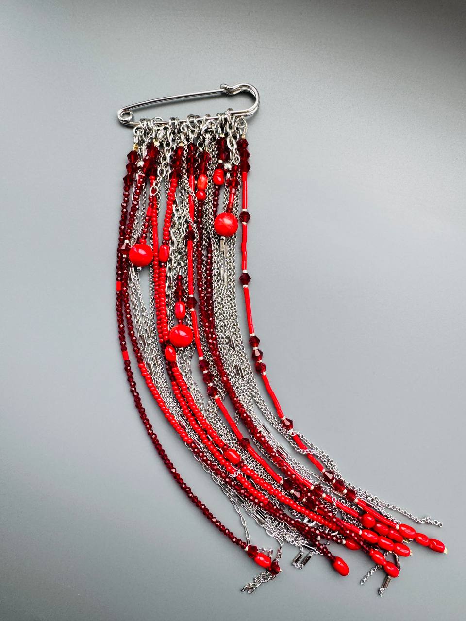 Брошь-булавка «Гранат» с кораллом и шпинелью