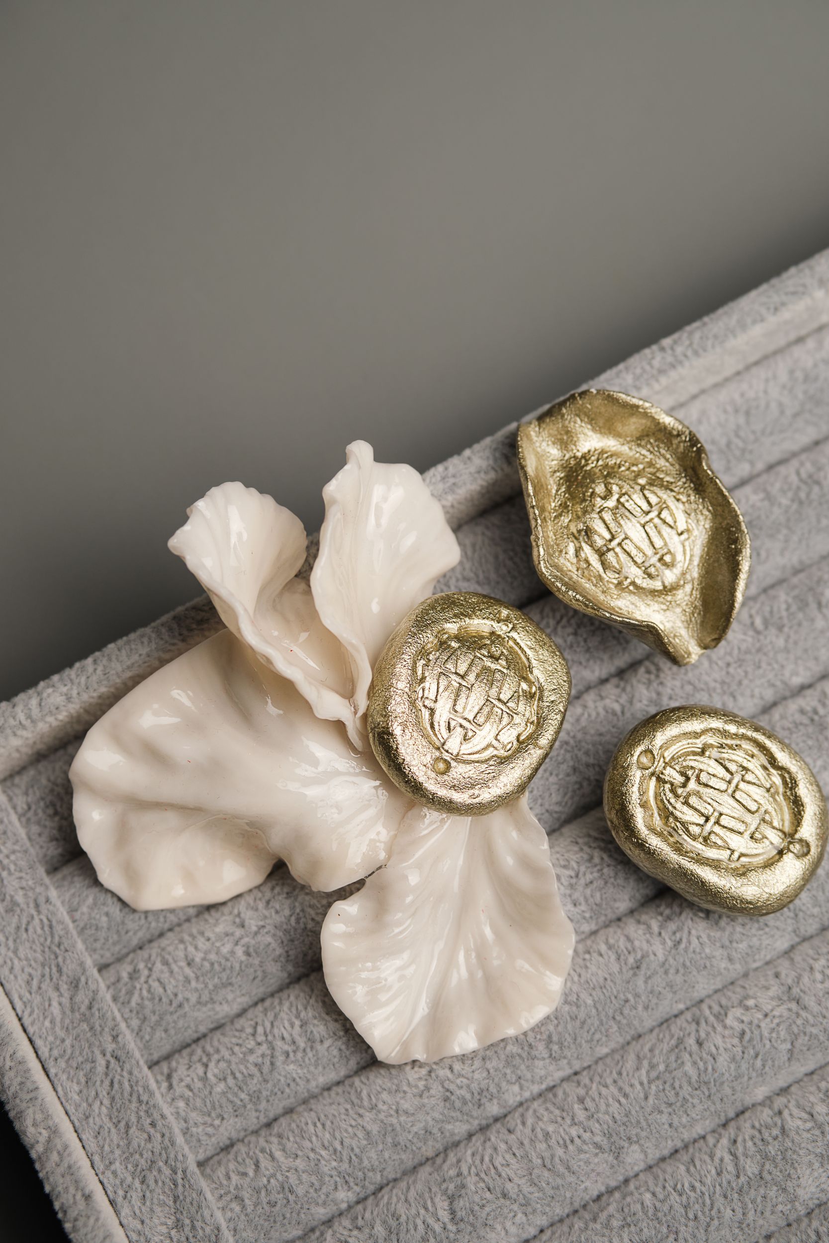 Серьги и кольцо «Фарфоровый цветок». Бело-золотой цвет - фото 4