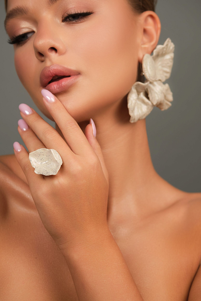 Серьги и кольцо «Фарфоровый цветок». Мраморный цвет