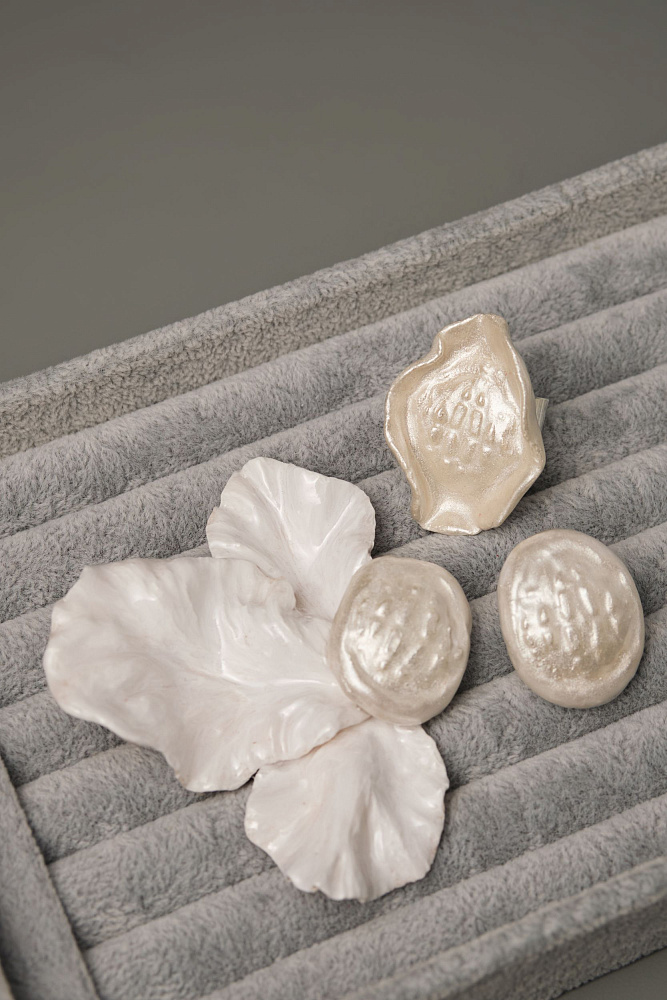 Серьги и кольцо «Фарфоровый цветок». Белый жемчужный цвет - фото 4