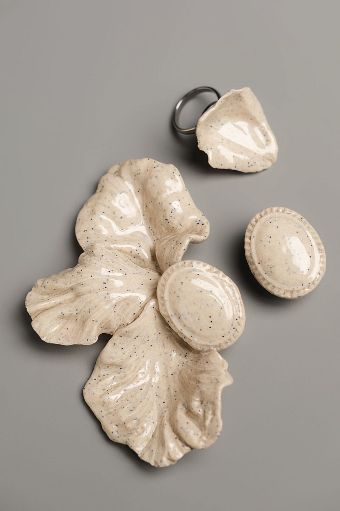 Серьги и кольцо «Фарфоровый цветок». Мраморный цвет - фото 6